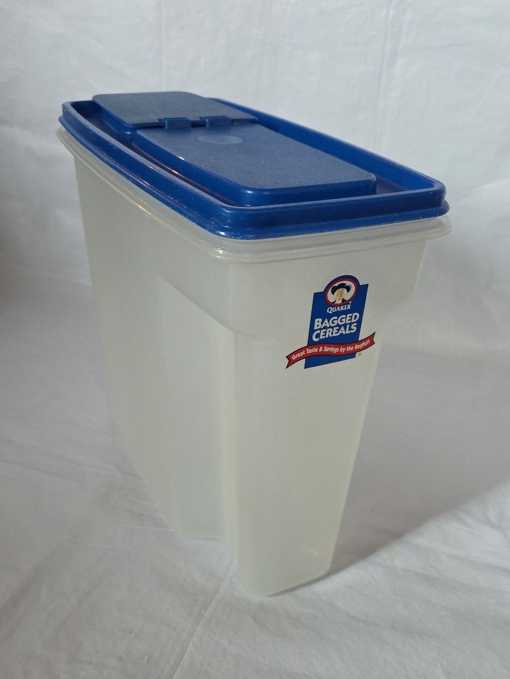 Rubbermaid‎ VTG Servin' Saver Quaker Cereal Container Blue Lid 1.3 Gal/5L